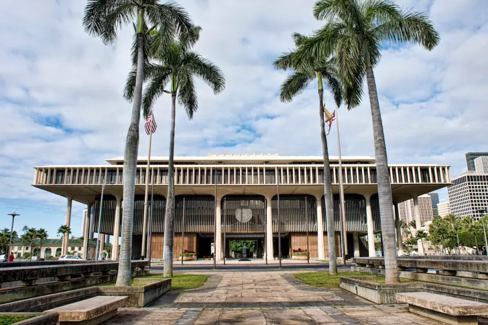 The exterior of the Hawaii state capitol building.